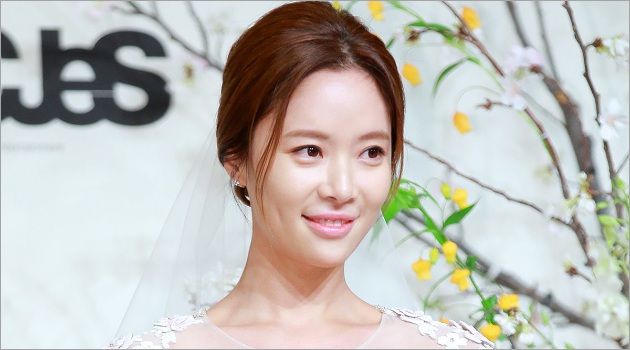 Cantik dengan Gaun Pengantin, Hwang Jung Eum Juga Pakai 
