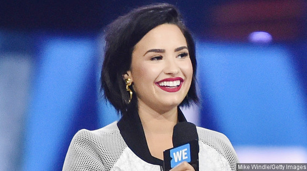 Kocak, Begini Reaksi Demi Lovato Usai Jatuh di Panggung WE ...