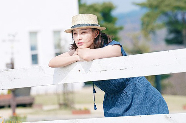 Bernuansa Musim Semi, Kim Ji Won 'Descendants' Tampil Feminin di Majalah