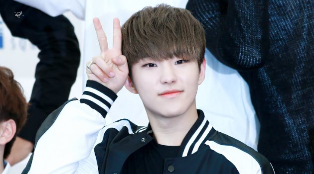 Fans Berat, Hoshi Seventeen Girang Dapat Lightstick SHINee