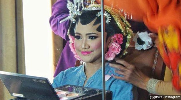 Seorang Pengantin Wanita Terpaksa Berdiri Sendirian di Pelaminan, Kenapa?