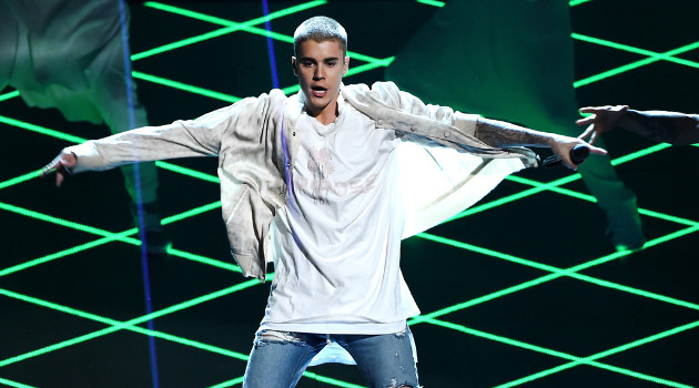 Berbusana Kasual, Justin Bieber Pamer Dance Kece di BBMA 2016