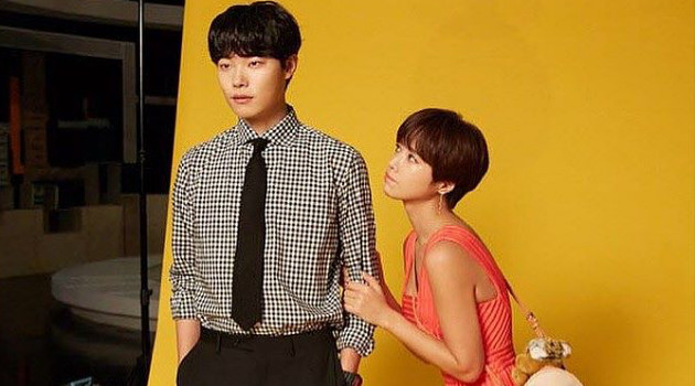 Pakai Kacamata  Bulat  Ryu Jun Yeol Unyu di Foto  BTS Poster 