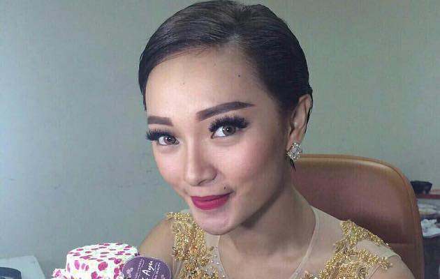 Zaskia Gotik Potong  Rambut  Demi Buang  Sial  Benarkah 