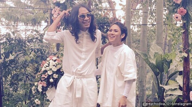 Cuek Isu Nikah Sesama Jenis, Aming Bulan Madu dan Pamer Foto Istri di Ranjang