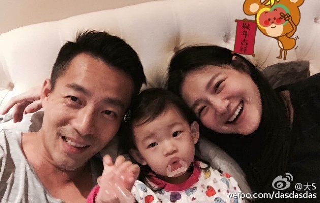 Rayakan Umur 1 Bulan, Barbie Hsu Pamer Foto Genggam Tangan Puteranya