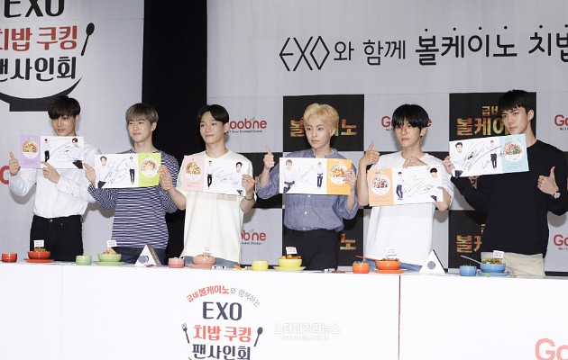 Ngiklan Produk Makanan di Fansign, Gantengnya EXO Bikin Salah Fokus