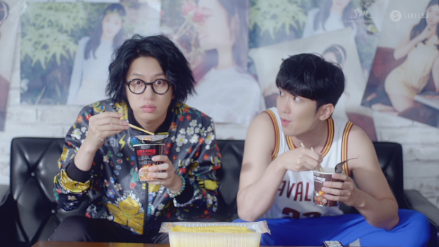 Rilis MV 'Ulsan Bawi', Heechul SuJu Terpesona Kecantikan Chaeyeon IOI
