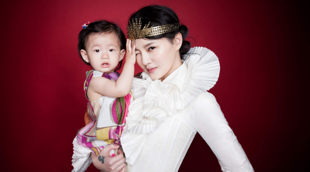 Pamer Foto Bareng Kedua Buah Hati, Barbie Hsu Dipuji Makin Mempesona