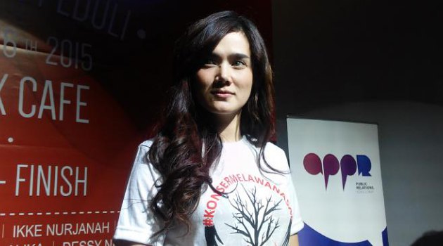 Mulan Jameela Pakai Lensa Kontak Sambil Tiduran Netter mulan jameela pakai lensa kontak sambil tiduran netter
