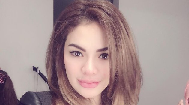 Pasang Pose Menggoda Usai Bangun Tidur, Nikita Mirzani 