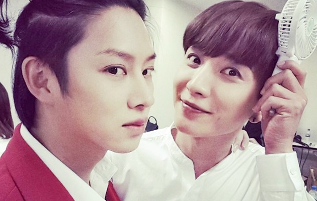 Bangga Pakai Baju Couple Warna Pink Leeteuk Heechul SuJu Bangga Pakai Baju Couple Warna Pink Leeteuk Heechul SuJu