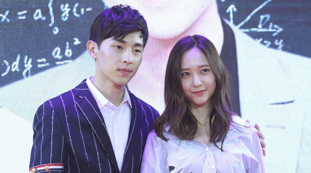 Romantis, Deng Lun Genggam Tangan Krystal f(x) di Poster 