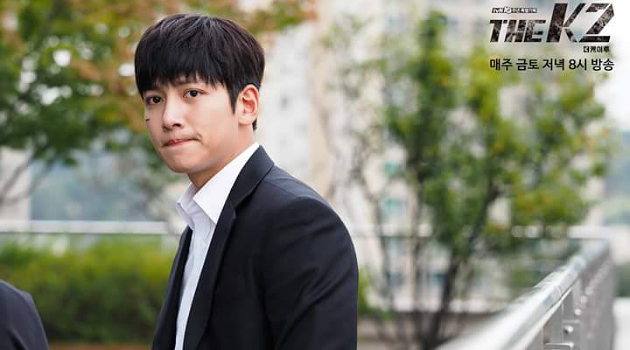 kelelahan syuting k2 ji chang wook tidur dalam posisi duduk di lantai