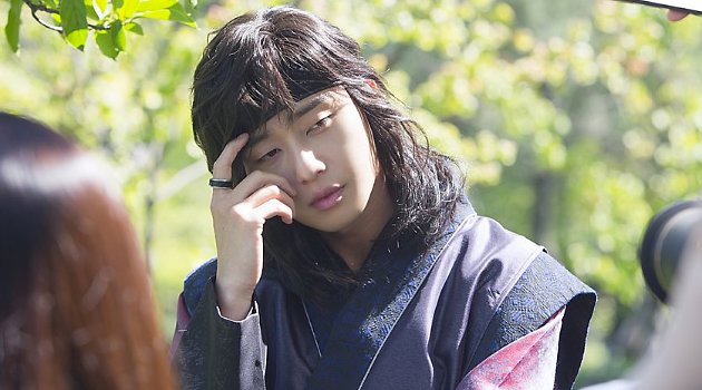 Gantengnya Park Seo Joon Didandani Jadi Hwarang Untuk Pemotretan