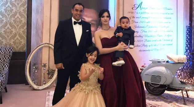 Biasa Anggun Ala Putri Kerajaan, Wajah Lelah Nia Ramadhani 