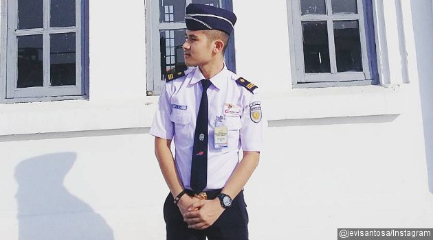 Masinis Ganteng Komuter Jabodetabek Ini Buat Netter 