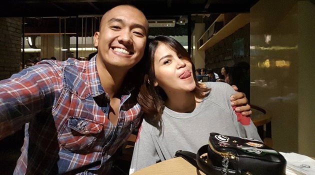 Pakai Kostum Suster Seksi Sambil Cium Mesra Suami Istri Uus