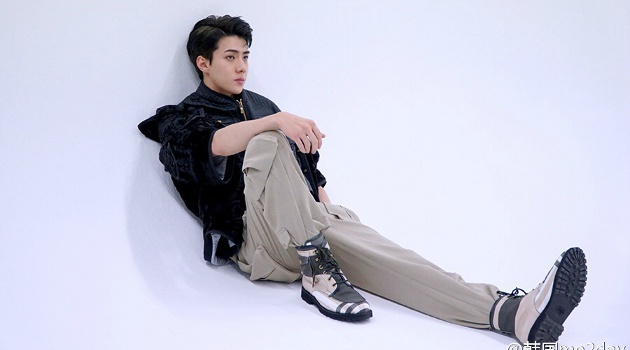 Ganteng Pakai Baju Army, Foto Sehun Ini Sukses Bikin Netter Tiongkok Meleleh
