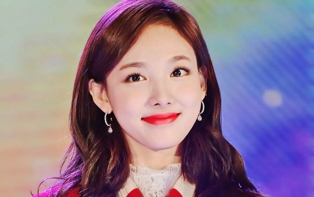 Gara-Gara Foto Ini, Nayeon Twice Dituduh Pakai Bantalan Dada di KBS Gayo