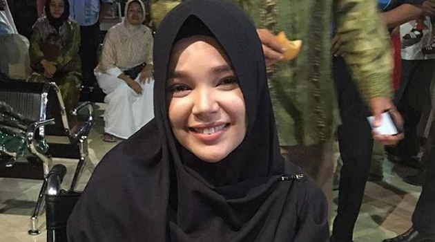 Demi Doa Minta Momongan, Dewi Sandra Ikhlas Umroh Pakai Kursi Roda