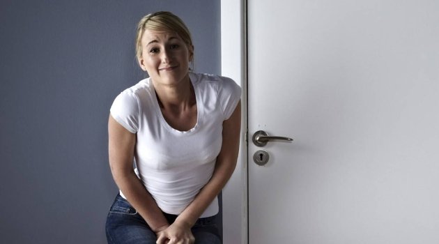 Wanita Cantik Lagi Buang Air Kecil Wanita Cantik Lagi Buang Air Kecil