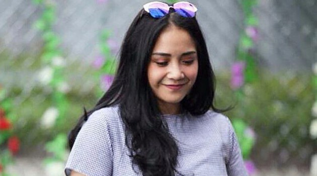Nagita Pakai Celana Ketat Hingga Selangkangan dan Dada Nagita Pakai Celana Ketat Hingga Selangkangan dan Dada