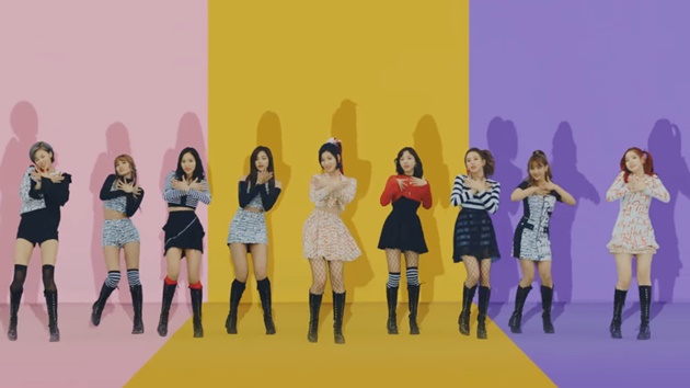 Kocaknya Twice Tolak JYP Ikut Pesta Piama di MV 'Knock Knock'