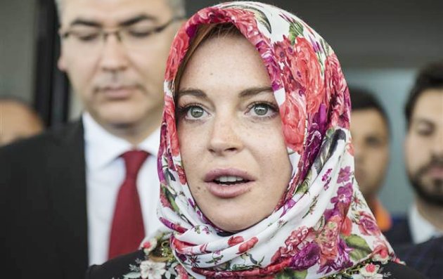 Terbang ke New York Lindsay Lohan Dipaksa Suruh Lepas Jilbab Terbang ke New York Lindsay Lohan Dipaksa Suruh Lepas Jilbab