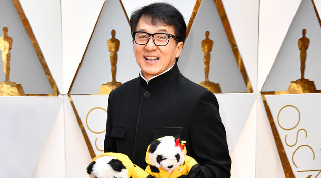 Bawa Dua Boneka Panda, Jackie Chan Bikin Heboh di Oscar 2017