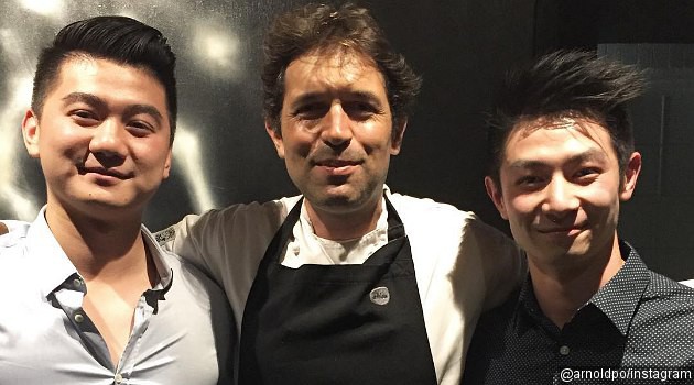 Telanjang Dada dan Pakai Handuk, Chef Arnold Adu Seksi Bareng Adik