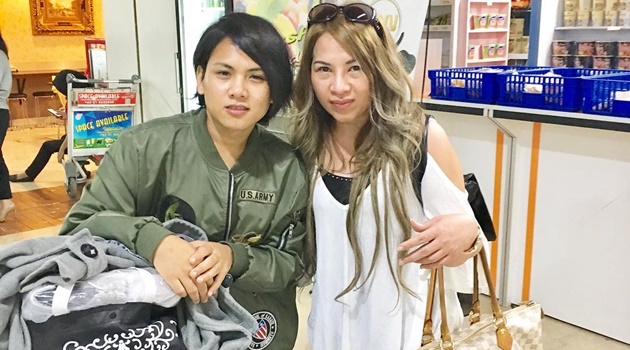 Foto Bareng Ibu dan Keluarga, Mata Sembab Evelyn Istri Aming Iris Hati