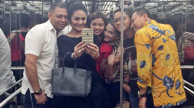 Anang-Ashanty dan KD-Raul Foto Bersama, Netizen: Bajunya 