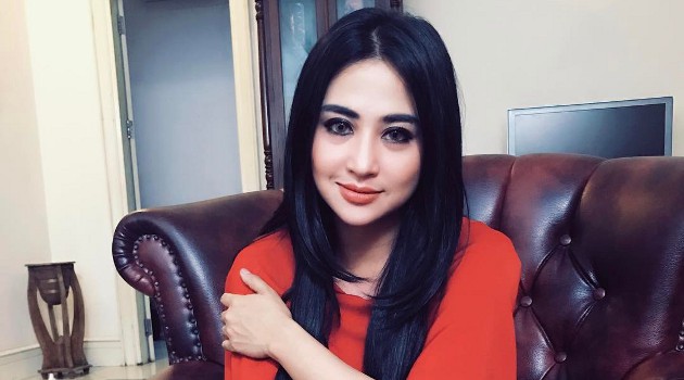Dewi Persik Dihujat Gara Gara Pakai Gaun Tanpa Celana Dewi Persik Dihujat Gara Gara Pakai Gaun Tanpa Celana
