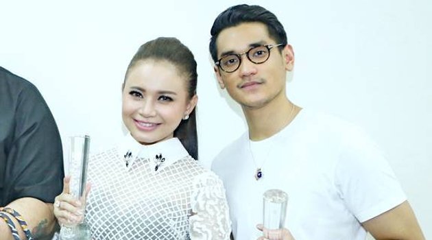 Makin Intim, Rossa Pamer Aksi Bersandar Manja ke Afgan di Atas Balon Udara
