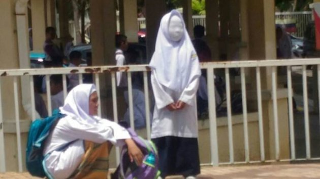 Dari Jauh Wajah Siswa Tunggu Jemputan Bikin Merinding, Eh Siapa Sangka Ternyata Ini Sebenarnya