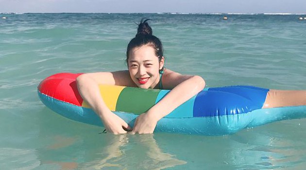 Usai Umbar Pantat, Sulli Berani Pamer Pose Ngangkang Saat Liburan