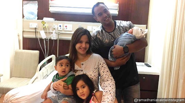 Baru Berusia 3 Hari, Bayi Nia Ramadhani Pose Jadi Model ...