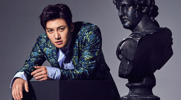 A man wearing Udeng Ponorogo with traditional attire