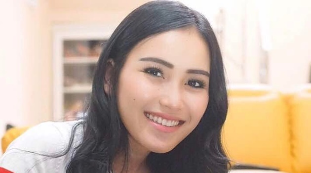 Berwajah Ceria Ucapkan Selamat Ultah ke Asisten, Ayu Ting 