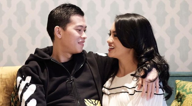Bayi 5 Bulan Ririn Ekawati Elus Pusara Sang Ayah, Netter Banjir Air Mata
