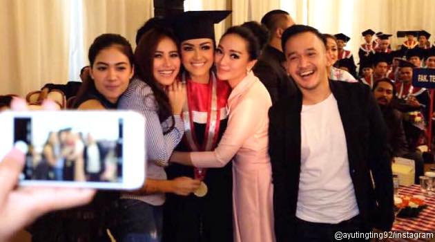 Mewek dan Pamer Foto Kangen Julia Perez, Ayu Ting Ting 