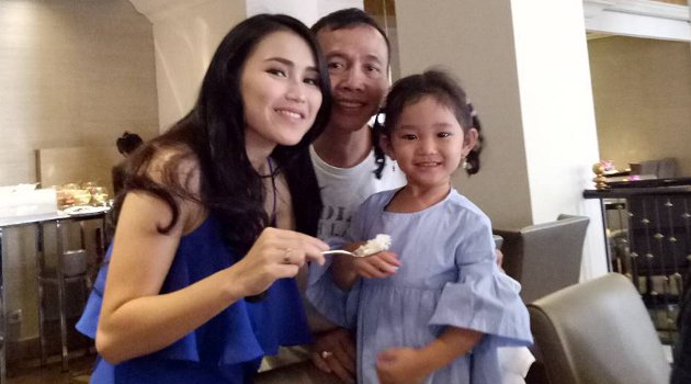 Tangisan Haru Abdul Rozak Bikin Sedih, Ayu Ting Ting Malah 