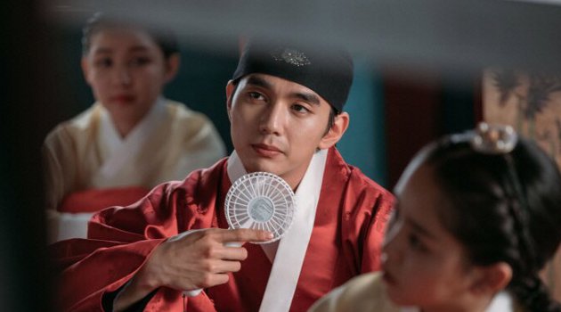 Ceria Syuting 'Ruler of The Mask', Deretan Senyum Yoo Seung Ho Ini Bikin Meleleh