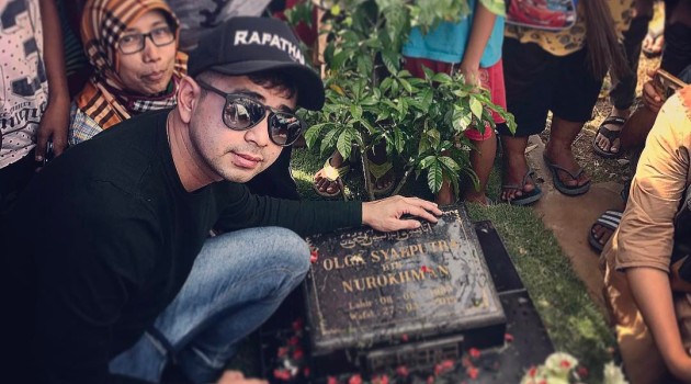 Raffi Ahmad Ziarah ke Makam Olga, Dikritik Tak Beri THR ke Anak-Anak