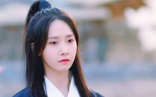 Yoona Duduk Ngangkang Bak Cowok Beneran di 'The King in 
