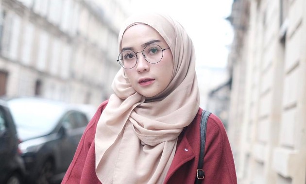 40+ Koleski Terbaik Wajah Bulat Kacamata Kekinian Untuk Hijab