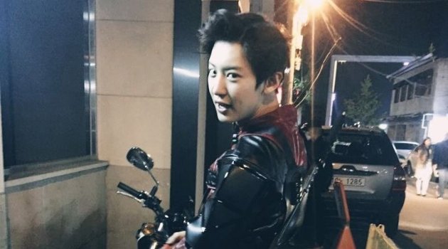 Chanyeol Pamer Jalan Jalan Pakai Kostum Deadpool Gara 