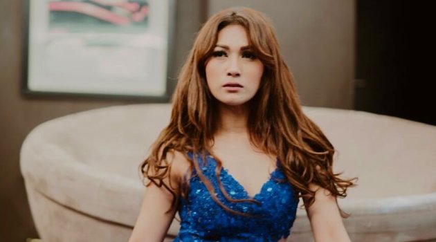 Lirik Lagu Tata Janeeta Sang Penggoda - Menata Rapi