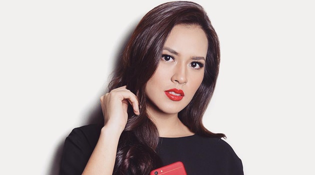 Kocak, Ini Yang Terjadi Saat Ayah Raisa Tak Kuat Gendong Putrinya di Acara Siraman